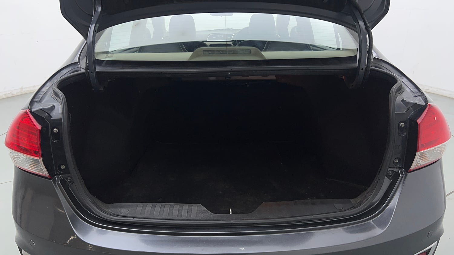 Used 2022 Maruti Suzuki Ciaz Delta 1.5 Petrol Manual interior DICKY INSIDE VIEW