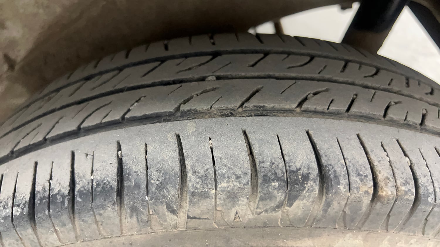 Used 2015 Maruti Suzuki Wagon R VXI Petrol Manual tyres LEFT REAR TYRE TREAD VIEW