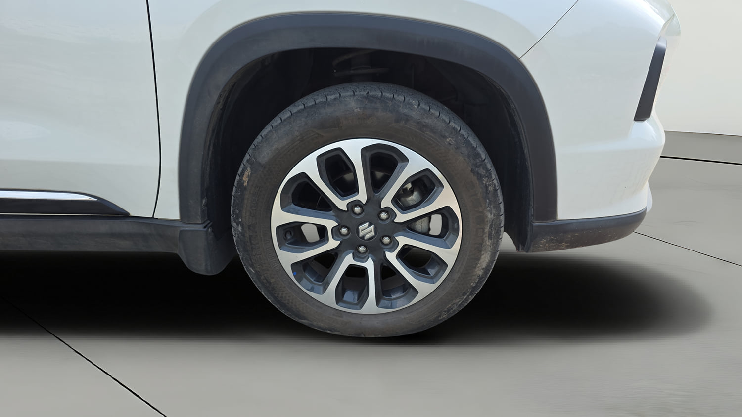 Used 2023 Maruti Suzuki Grand Vitara Zeta Smart Hybrid Petrol Manual tyres RIGHT FRONT TYRE RIM VIEW