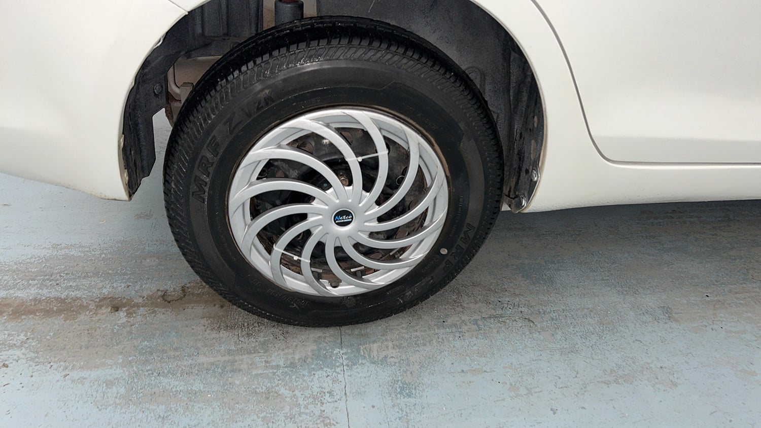 Used 2016 Maruti Suzuki Swift Dzire VDI Diesel Manual tyres RIGHT REAR TYRE RIM VIEW