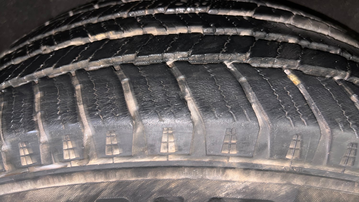 Used 2022 Mahindra Scorpio N Z8 L Petrol AT 6 STR Petrol Automatic tyres RIGHT REAR TYRE TREAD VIEW