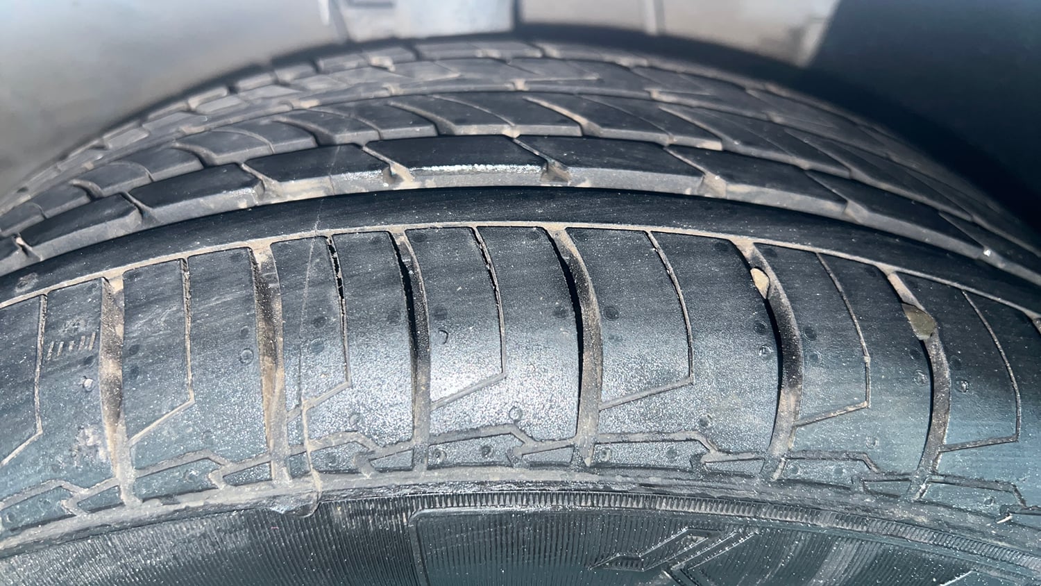 Used 2021 Hyundai Verna SX (O) 1.0 Turbo DCT Petrol Automatic tyres RIGHT FRONT TYRE TREAD VIEW