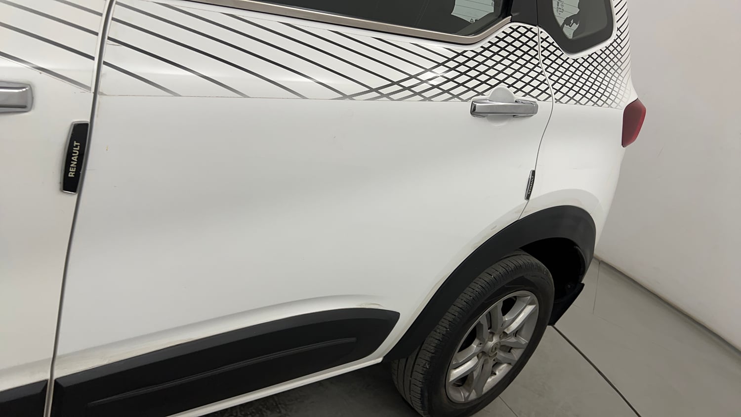 Used 2023 Renault Triber RXZ Petrol Manual dents MINOR DENT