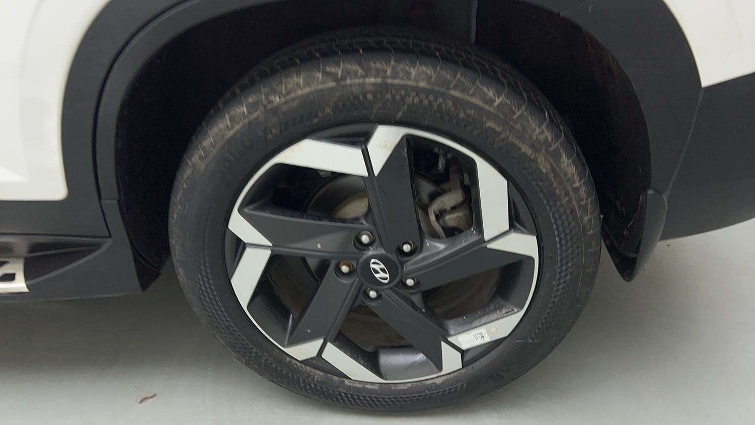 Used 2024 Hyundai Alcazar Platinum (O) 7 Seater 1.5 Diesel AT Diesel Automatic tyres LEFT REAR TYRE RIM VIEW