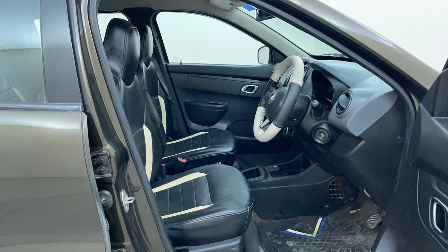 Used 2019 Renault Kwid 1.0 RXT AMT Opt Petrol Automatic interior RIGHT SIDE FRONT DOOR CABIN VIEW