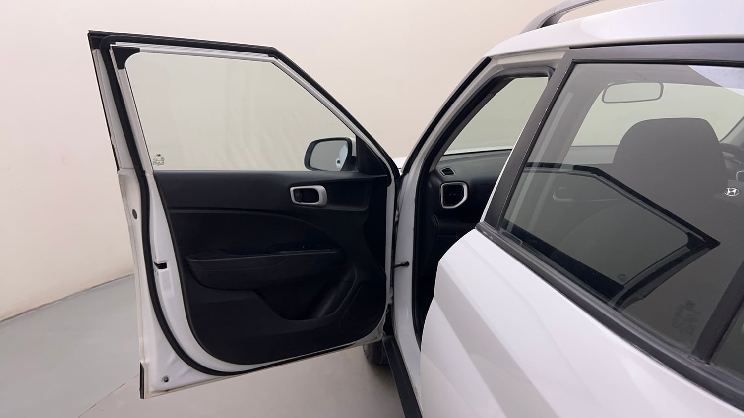 Used 2020 Hyundai Venue SX 1.0 Turbo Petrol Manual interior LEFT FRONT DOOR OPEN VIEW