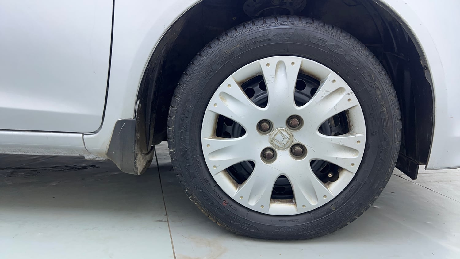Used 2013 Honda Amaze 1.2 S i-VTEC Petrol Manual tyres RIGHT FRONT TYRE RIM VIEW
