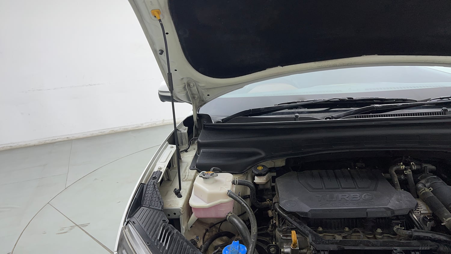 Used 2023 Hyundai Alcazar Signature (O) 7 STR 1.5 Petrol DCT Petrol Automatic engine ENGINE RIGHT SIDE HINGE & APRON VIEW