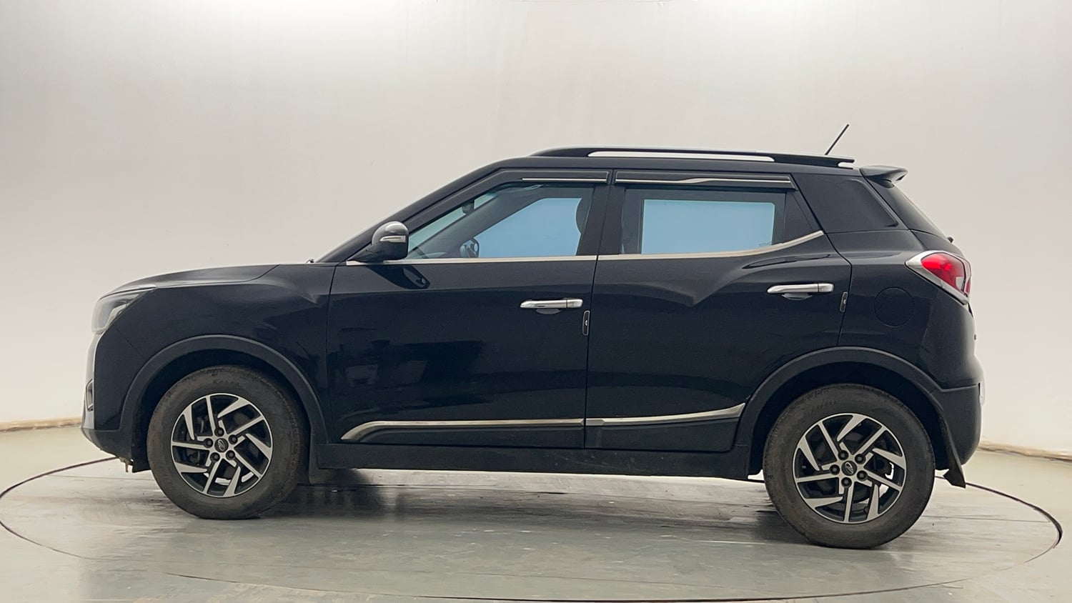 Used 2022 Mahindra XUV 300 W8 (O) 1.2 Petrol Petrol Manual exterior LEFT SIDE VIEW