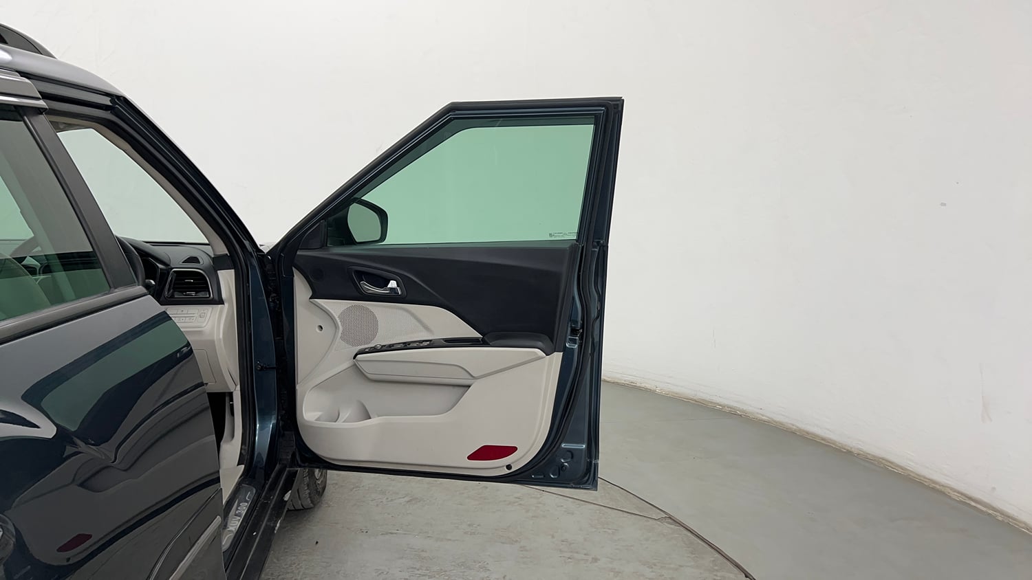 Used 2023 Mahindra XUV 300 W8 (O) 1.2 Petrol AMT Petrol Automatic interior RIGHT FRONT DOOR OPEN VIEW