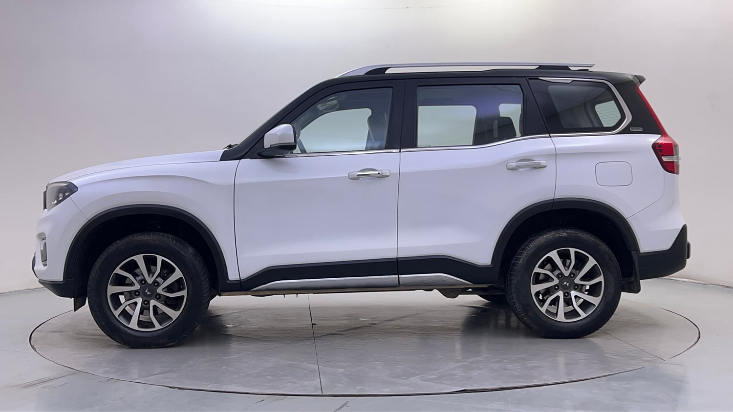 Used 2022 Mahindra Scorpio N Z8 L Petrol AT 6 STR Petrol Automatic exterior LEFT SIDE VIEW