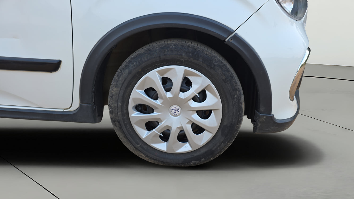 Used 2023 Maruti Suzuki Celerio ZXi Petrol Manual tyres RIGHT FRONT TYRE RIM VIEW