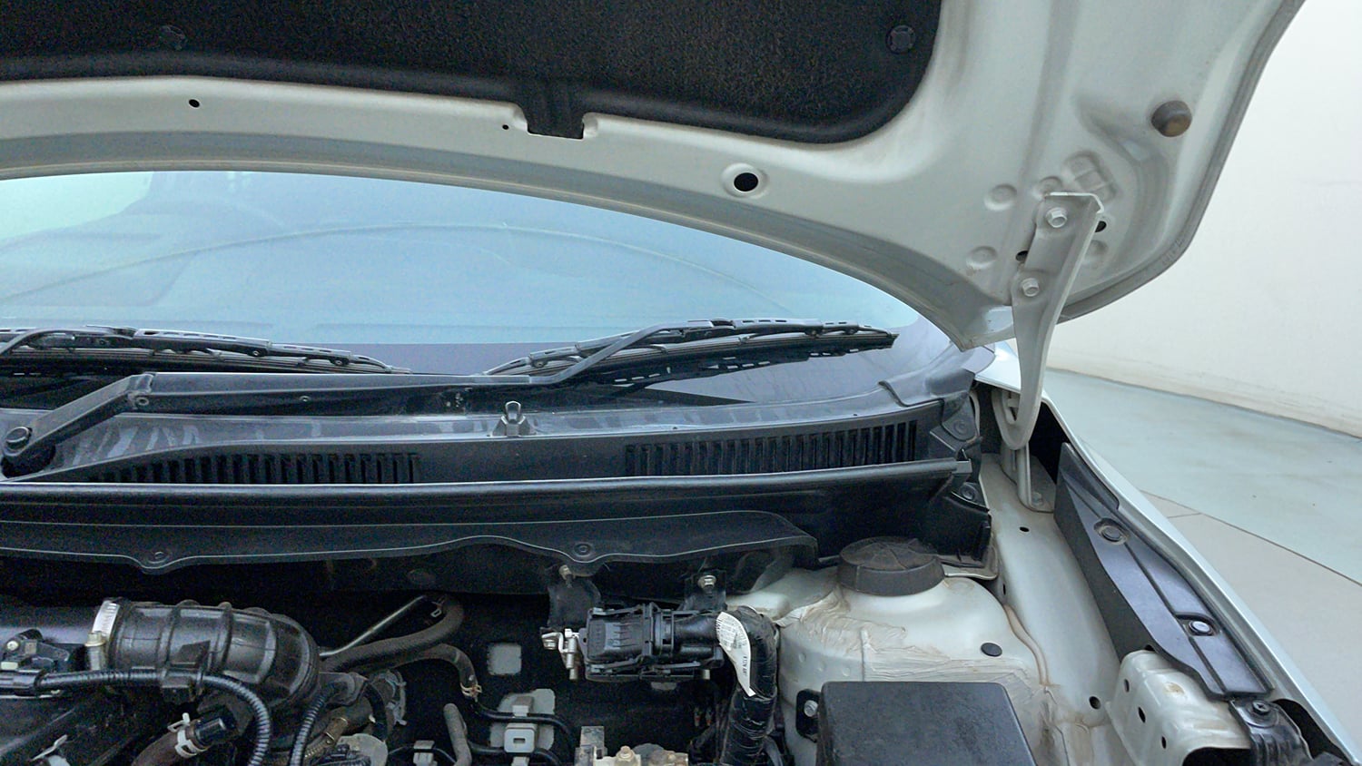 Used 2024 Maruti Suzuki Baleno Alpha AGS Petrol Automatic engine ENGINE LEFT SIDE HINGE & APRON VIEW