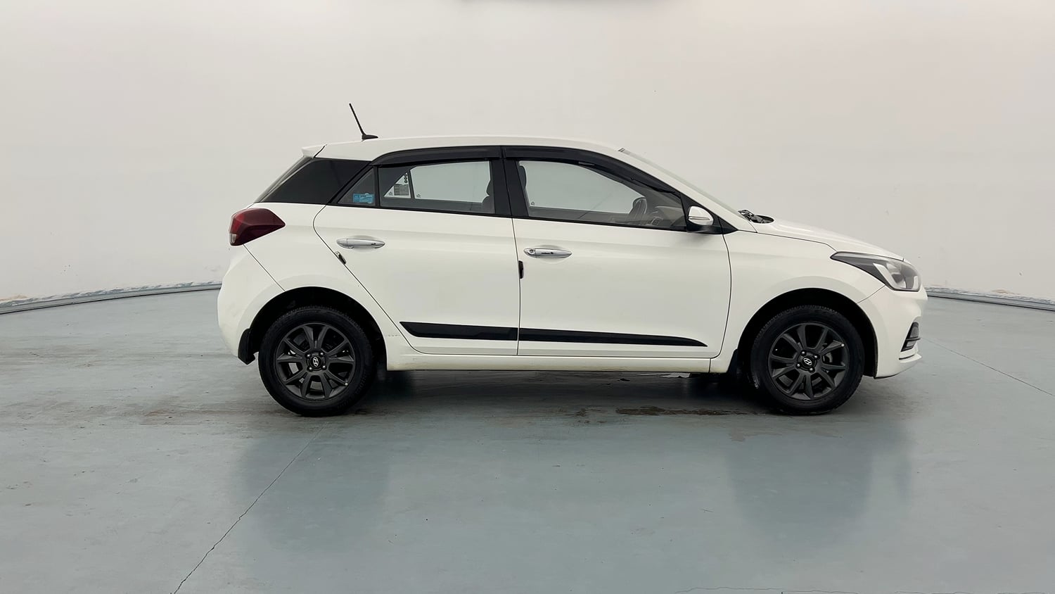 Used 2020 Hyundai Elite i20 Sportz Plus 1.2 Petrol Manual exterior RIGHT SIDE VIEW