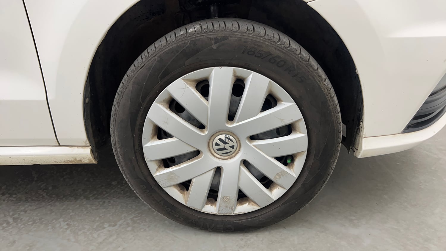 Used 2016 Volkswagen Ameo Comfortline 1.2L (P) Petrol Manual tyres RIGHT FRONT TYRE RIM VIEW