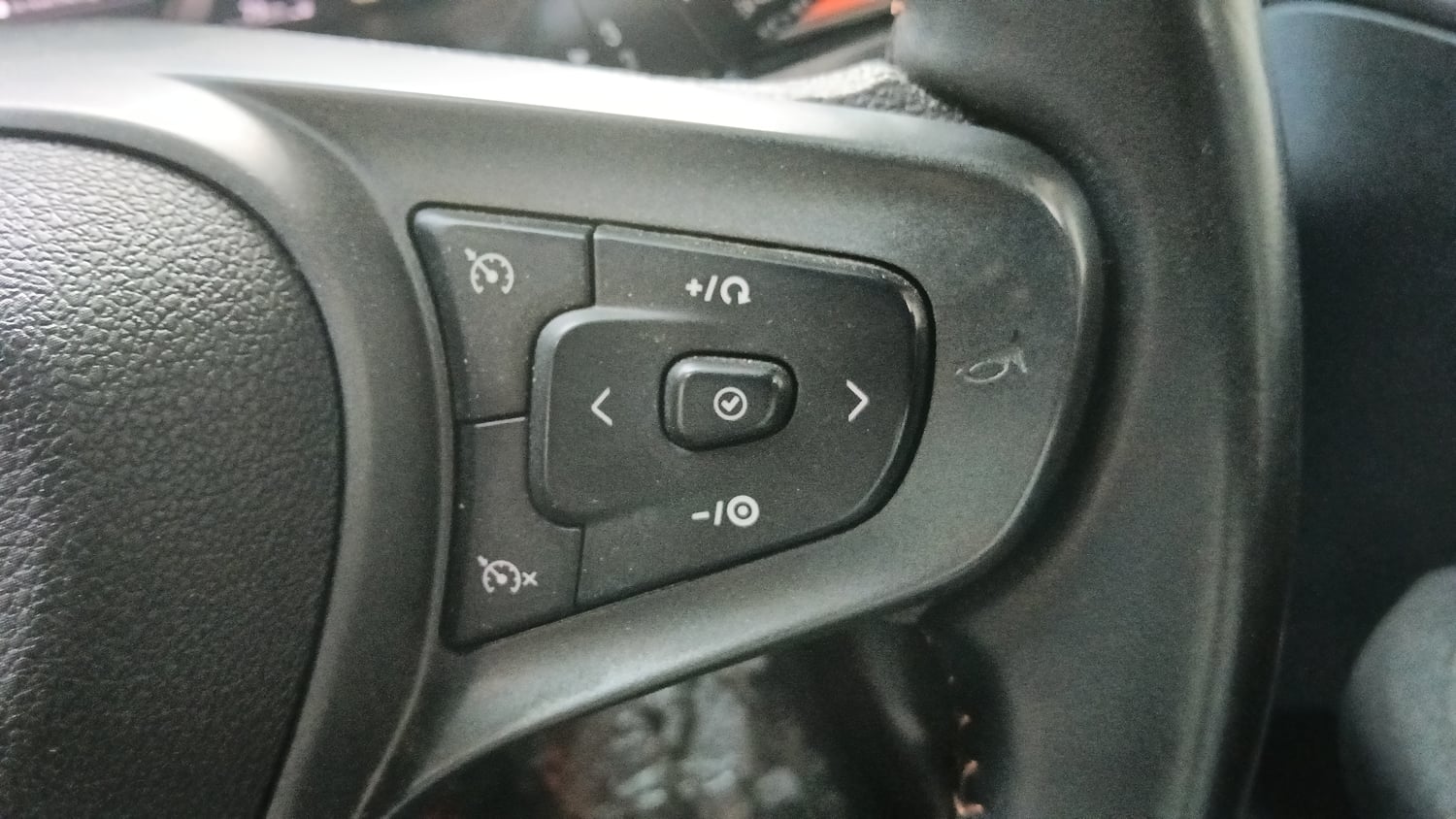 Used 2026 Tata Altroz Racer R3 Petrol Manual top_features Cruise control