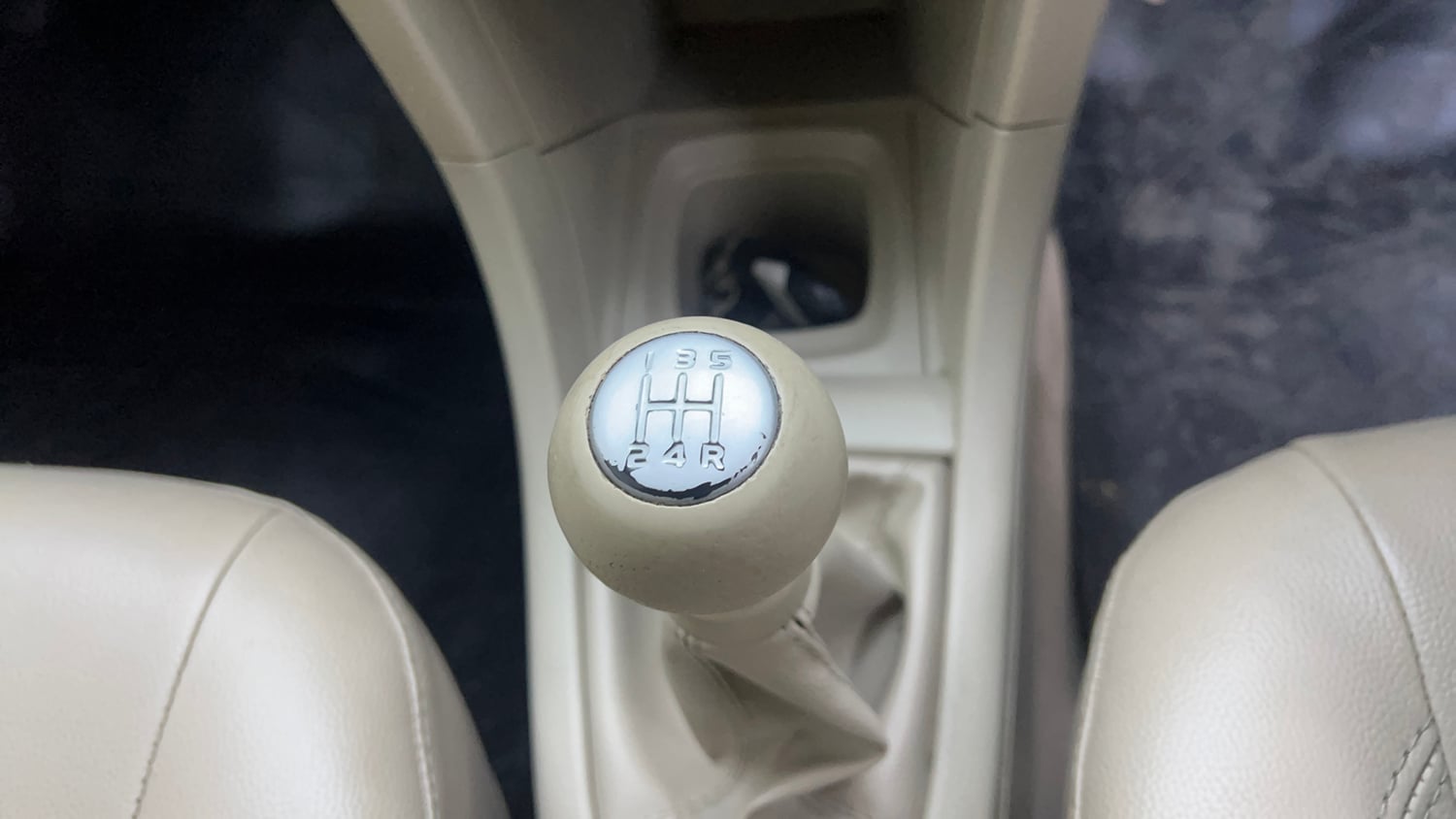 Used 2016 Maruti Suzuki Swift Dzire ZXI Petrol Manual interior GEAR  KNOB VIEW