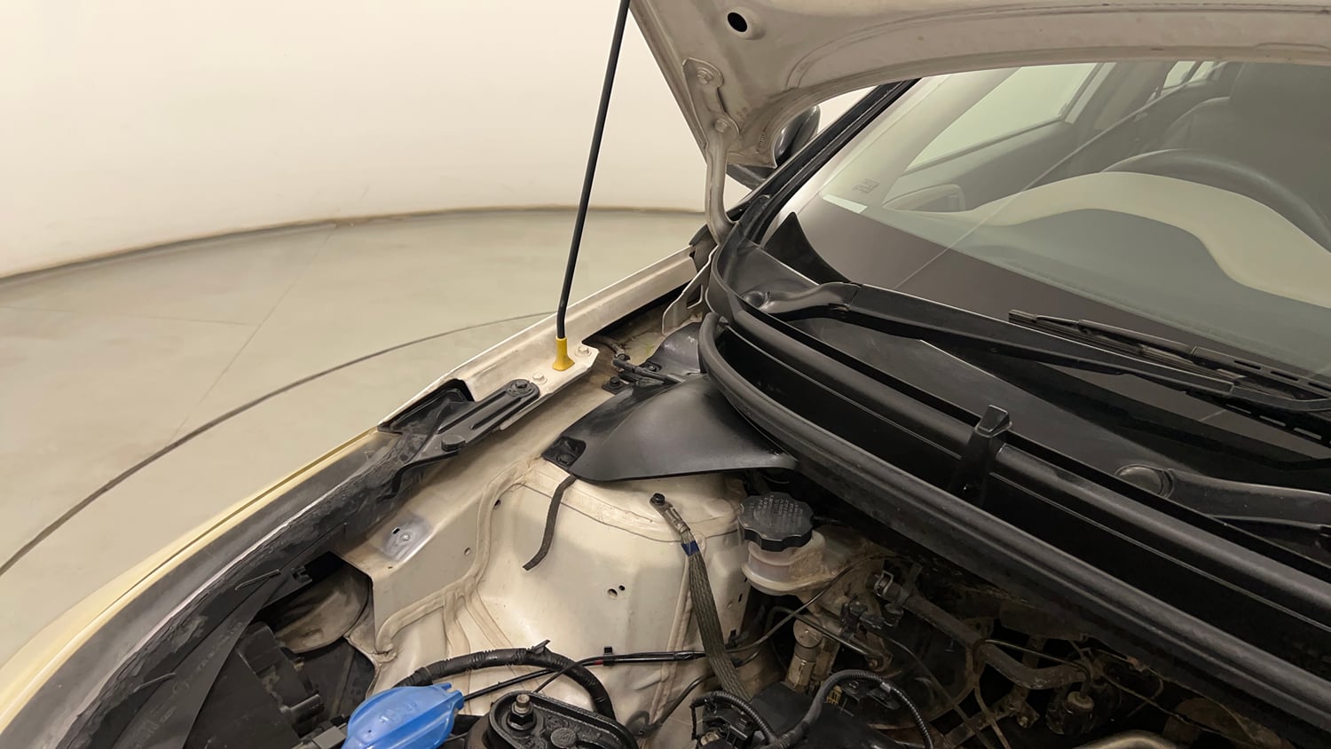 Used 2016 Hyundai Elite i20 Magna 1.2 Petrol Manual engine ENGINE RIGHT SIDE HINGE & APRON VIEW