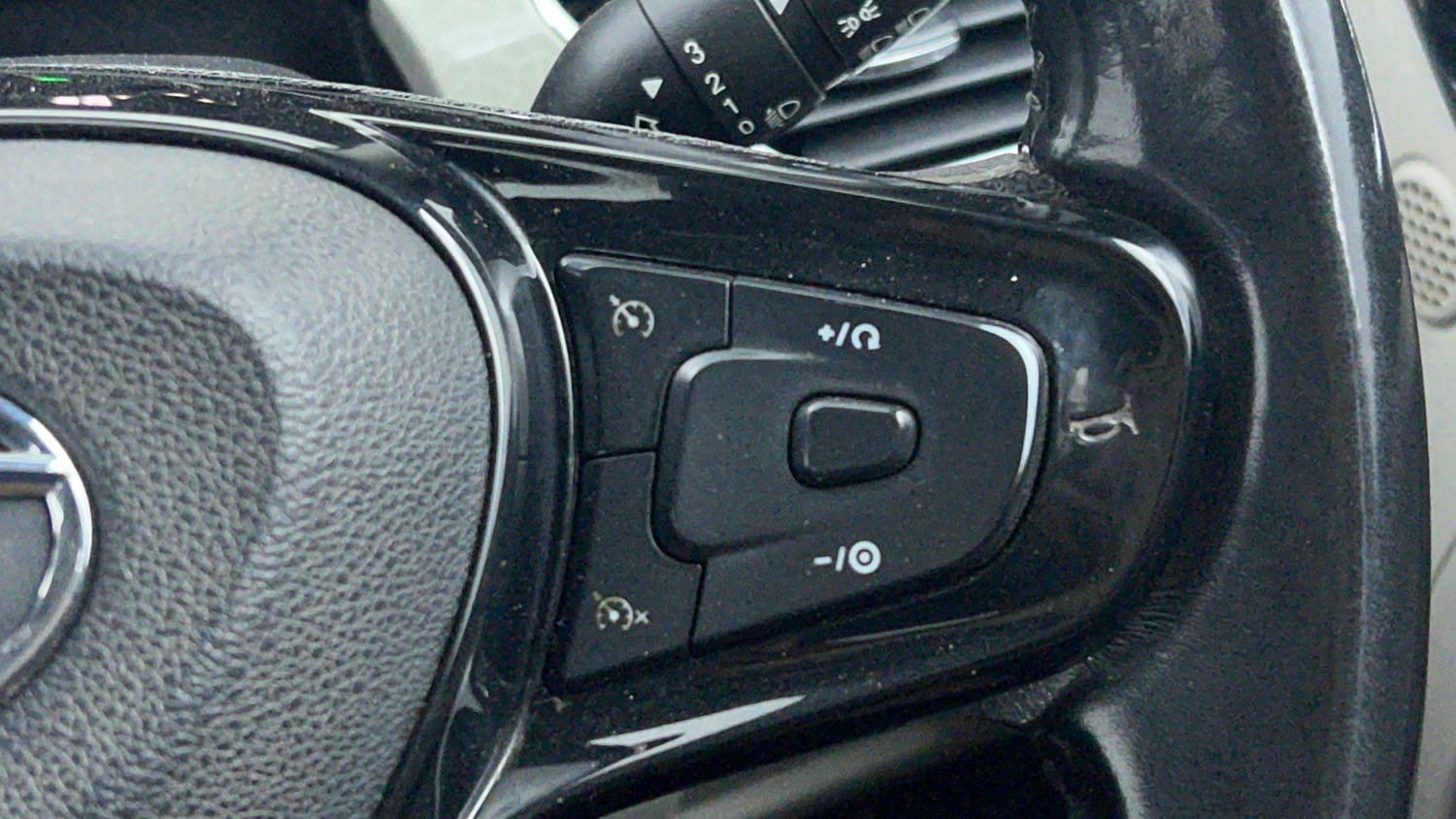 Used 2020 Tata Nexon XZ Plus (O) Dual Tone Petrol Manual top_features Cruise control