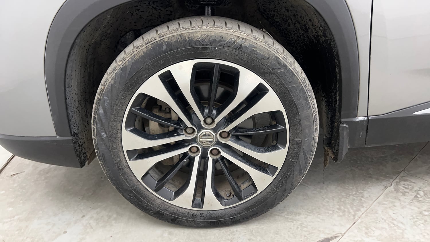 Used 2021 MG Motors Hector Plus Sharp 1.5 Petrol Turbo CVT 6-STR Petrol Automatic tyres LEFT FRONT TYRE RIM VIEW