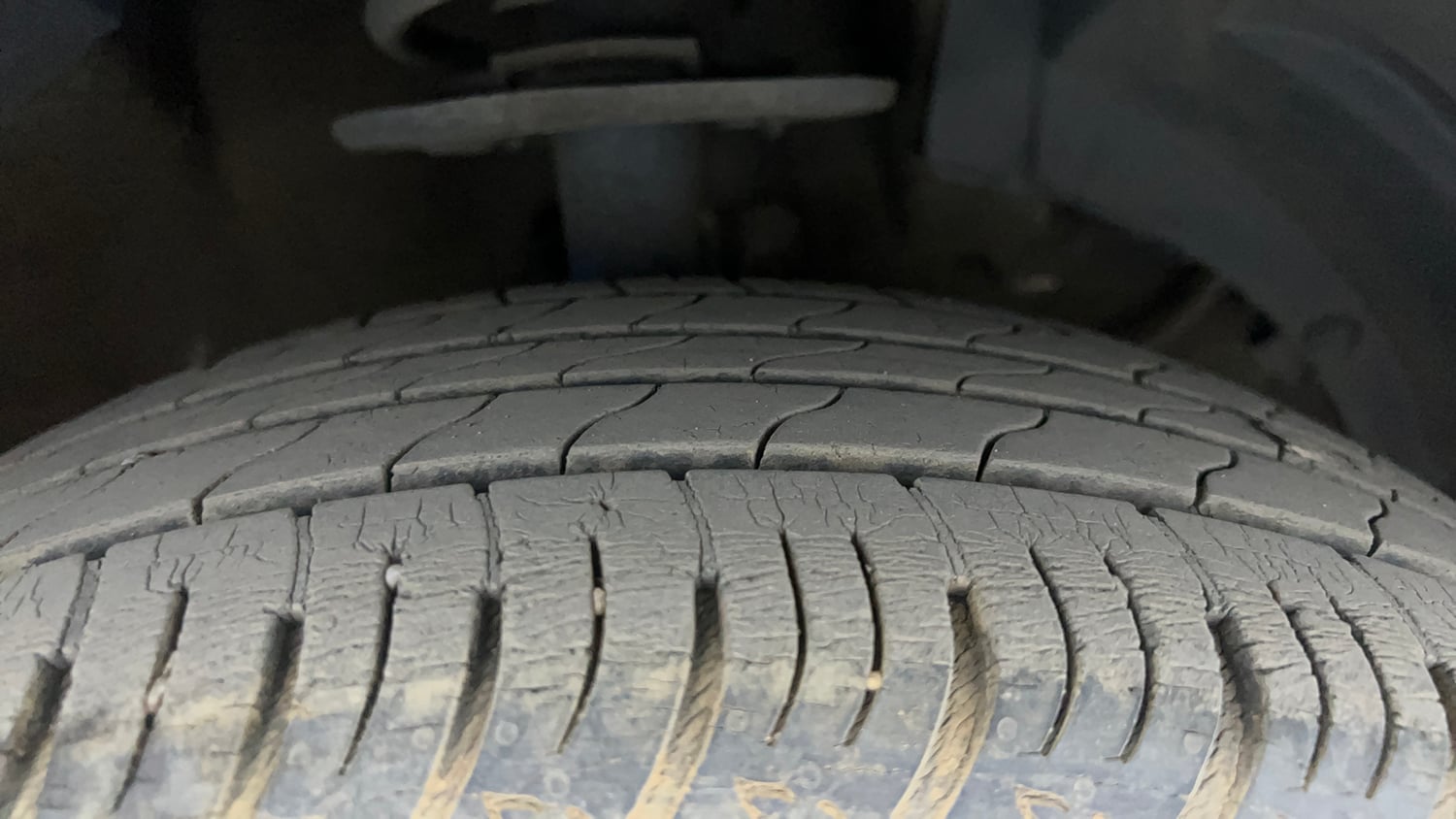 Used 2023 Maruti Suzuki XL6 Zeta AT Petrol Petrol Automatic tyres RIGHT FRONT TYRE TREAD VIEW