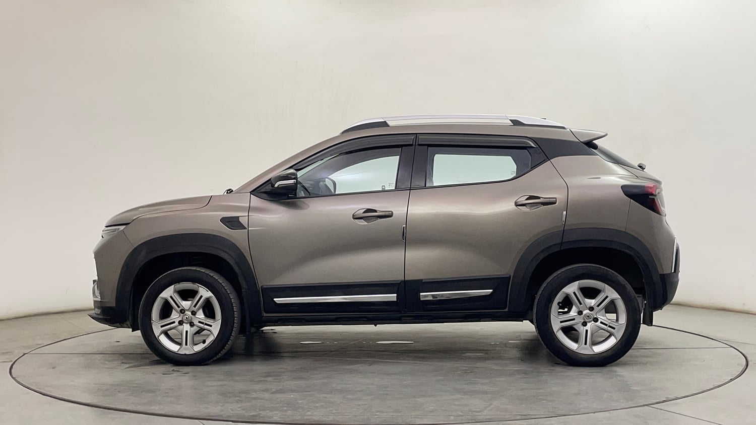 Used 2021 Renault Kiger RXT 1.0 Turbo MT Petrol Manual exterior LEFT SIDE VIEW