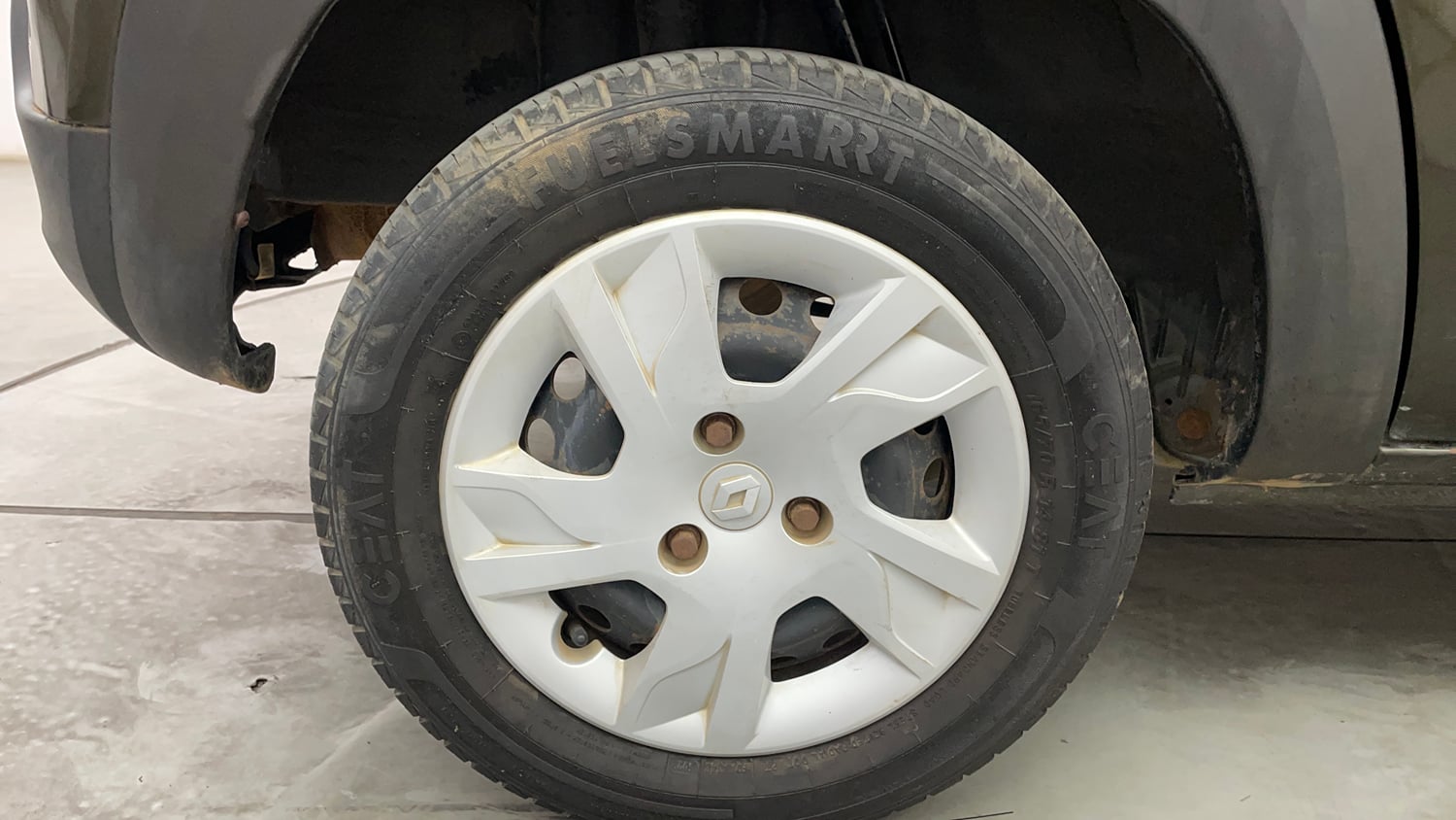 Used 2023 Renault Kwid RXT 1.0 Petrol Manual tyres RIGHT REAR TYRE RIM VIEW
