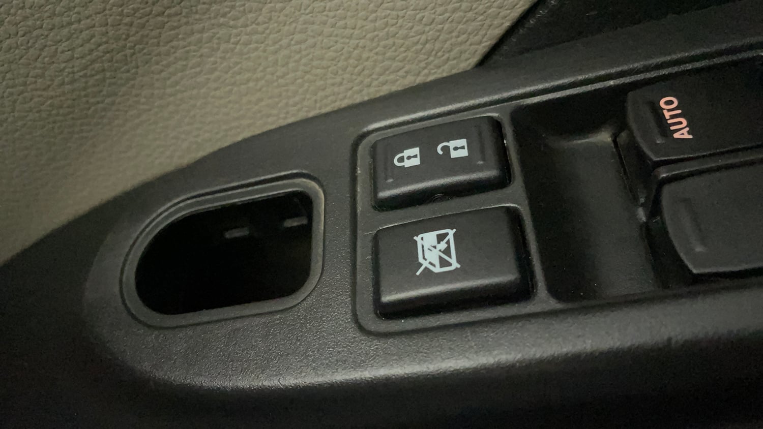 Used 2014 Maruti Suzuki Celerio VXi AMT Petrol Automatic top_features Central locking