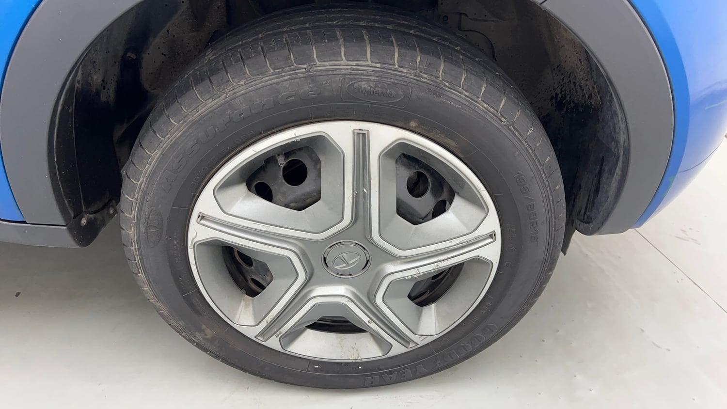 Used 2018 Tata Nexon XM Petrol Manual tyres RIGHT FRONT TYRE RIM VIEW
