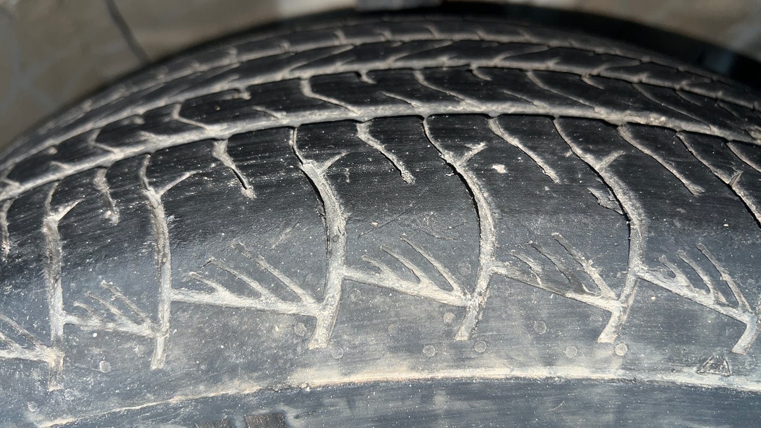 Used 2024 Hyundai Alcazar Platinum (O) 7 Seater 1.5 Diesel AT Diesel Automatic tyres RIGHT FRONT TYRE TREAD VIEW