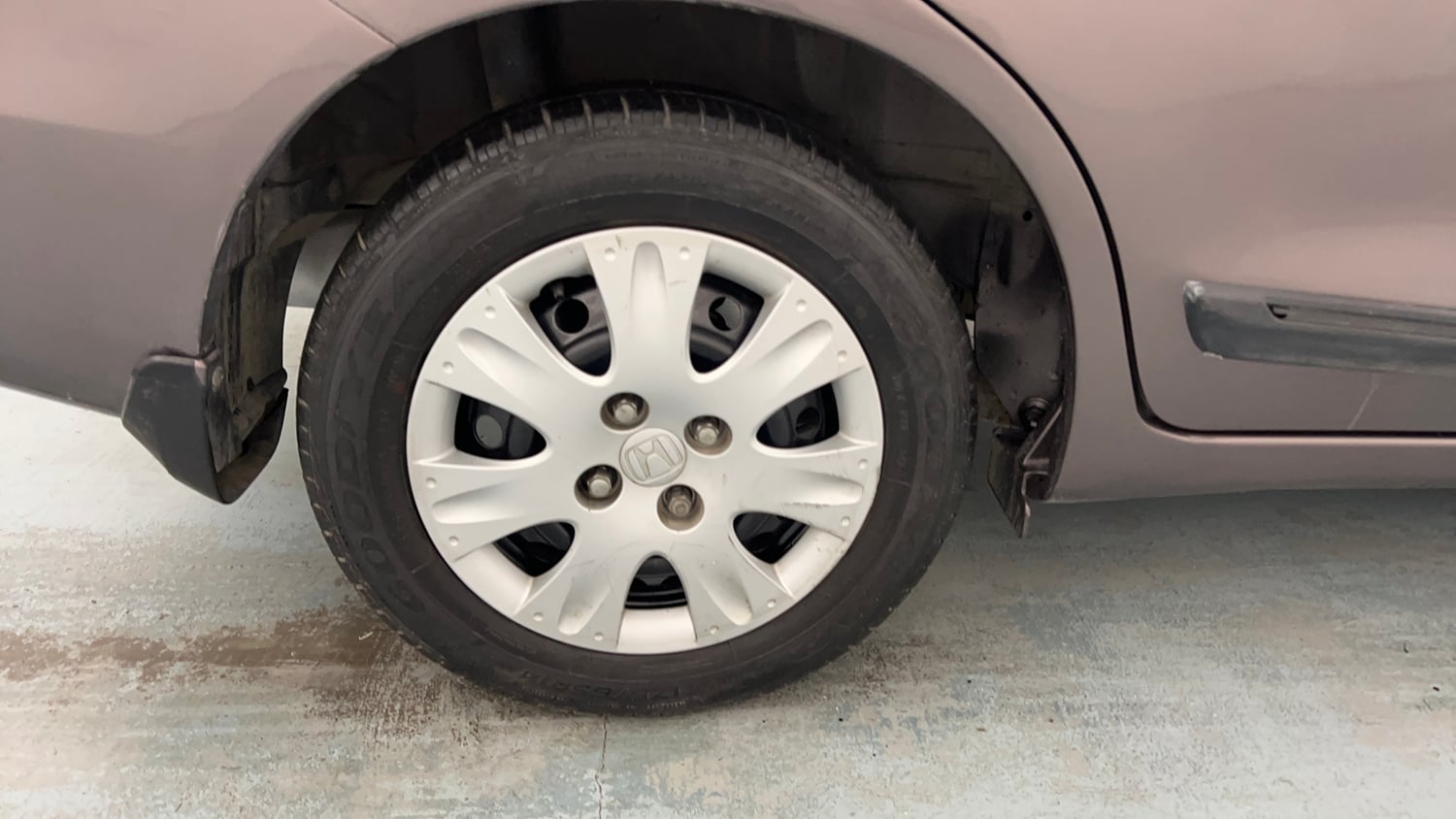 Used 2016 Honda Amaze 1.2 SX i-VTEC Petrol Manual tyres RIGHT REAR TYRE RIM VIEW