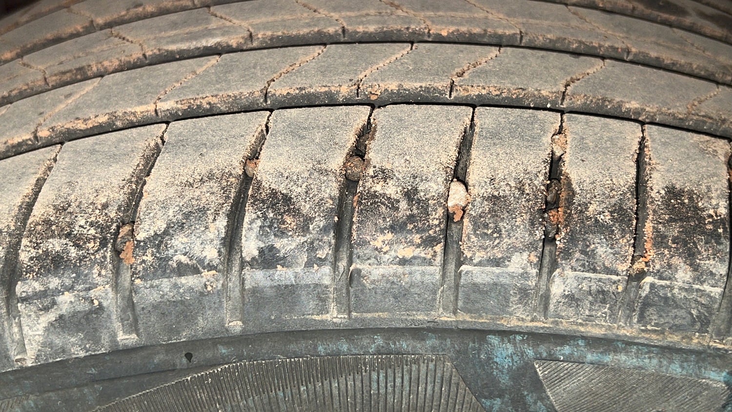 Used 2020 Hyundai New i20 Asta (O) 1.0 Turbo DCT Petrol Automatic tyres RIGHT REAR TYRE TREAD VIEW