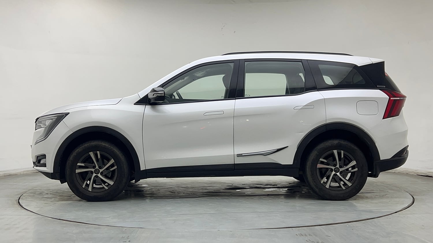 Used 2022 Mahindra XUV700 AX 5 Petrol MT 7 STR Petrol Manual exterior LEFT SIDE VIEW
