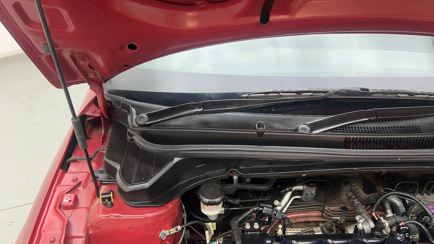 Used 2021 Hyundai i20 Sportz 1.2 MT Petrol Manual engine ENGINE RIGHT SIDE HINGE & APRON VIEW