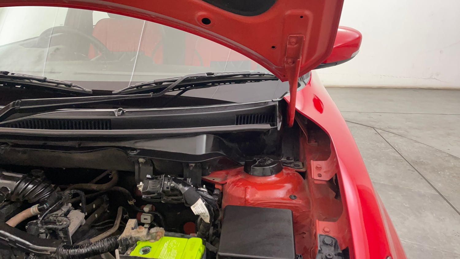 Used 2020 Maruti Suzuki Swift VXi Petrol Manual engine ENGINE LEFT SIDE HINGE & APRON VIEW