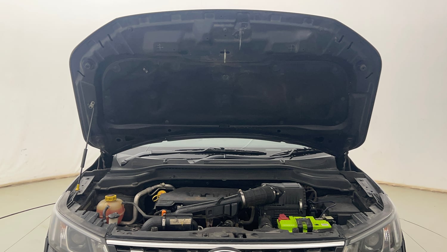 Used 2022 Mahindra XUV 300 W8 (O) 1.2 Petrol Petrol Manual engine ENGINE & BONNET OPEN FRONT VIEW