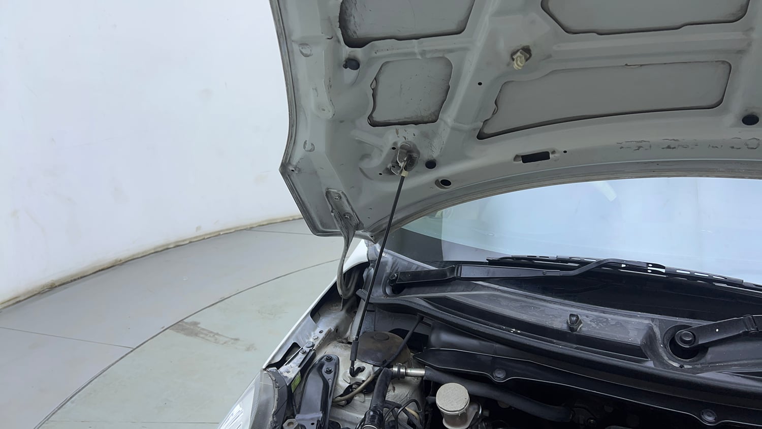 Used 2016 Maruti Suzuki Swift Dzire ZXI Petrol Manual engine ENGINE RIGHT SIDE HINGE & APRON VIEW