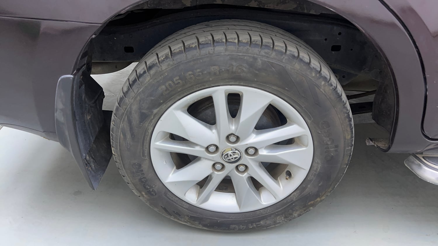 Used 2016 Toyota Innova Crysta 2.4 G 7 STR Diesel Manual tyres RIGHT REAR TYRE RIM VIEW
