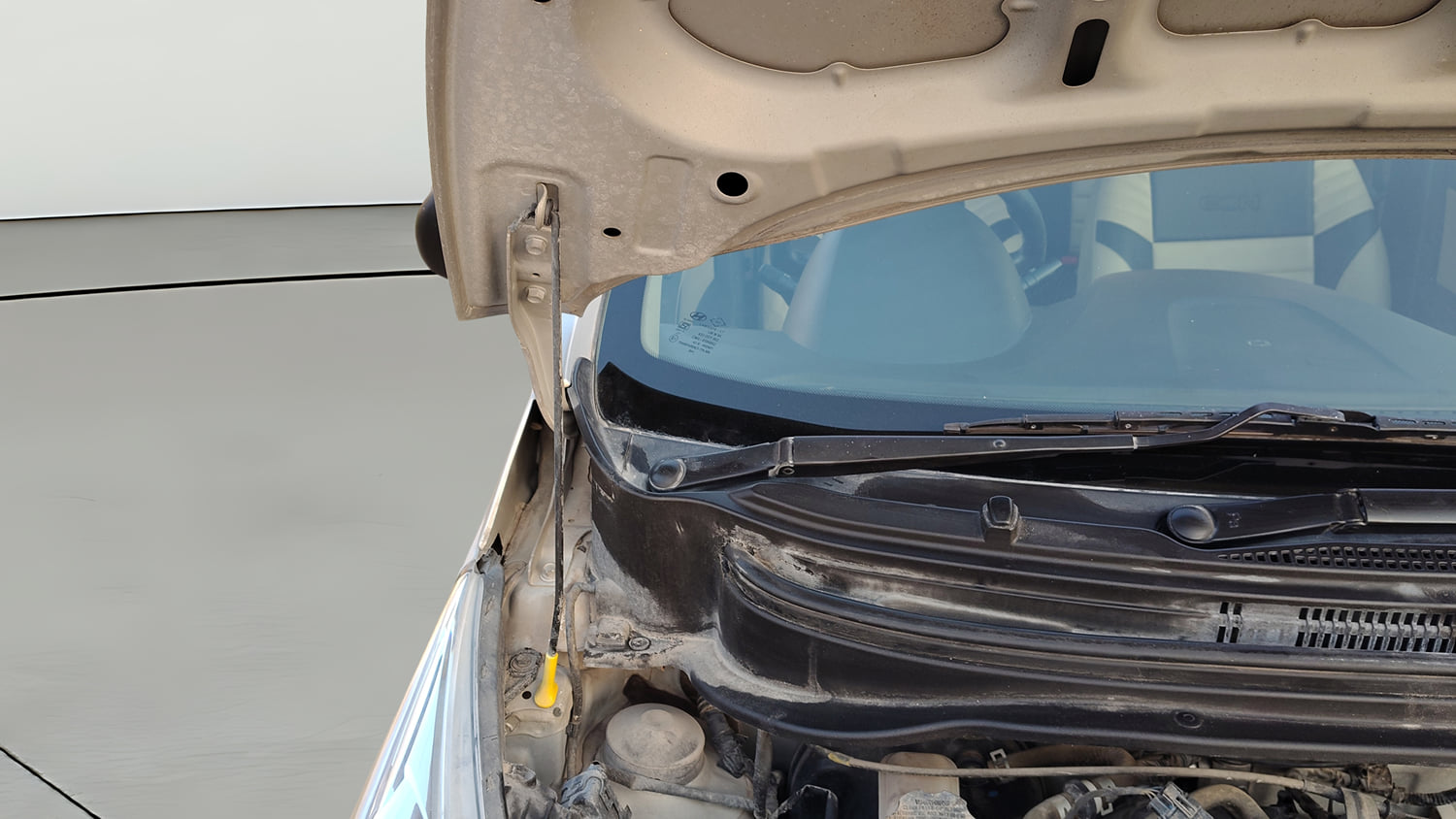 Used 2018 Hyundai Eon Magna + Petrol Manual engine ENGINE RIGHT SIDE HINGE & APRON VIEW