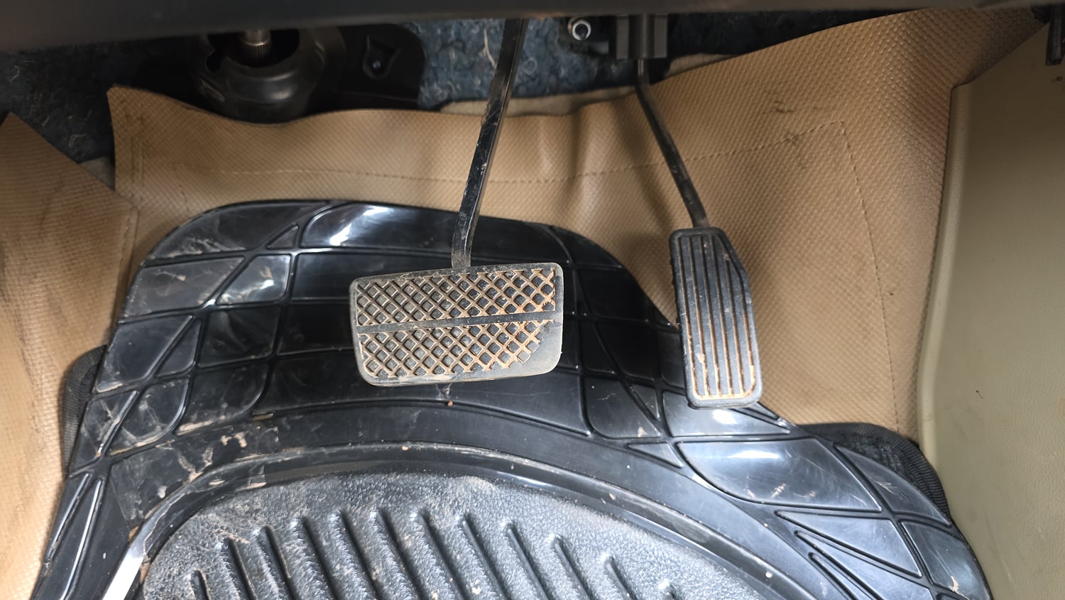 Used 2015 Honda Brio VX AT Petrol Automatic interior PEDALS VIEW