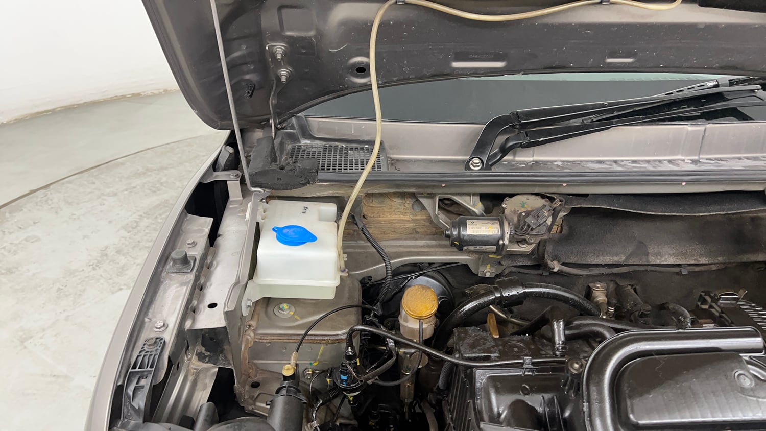 Used 2019 Renault Kwid RXL Petrol Manual engine ENGINE RIGHT SIDE HINGE & APRON VIEW