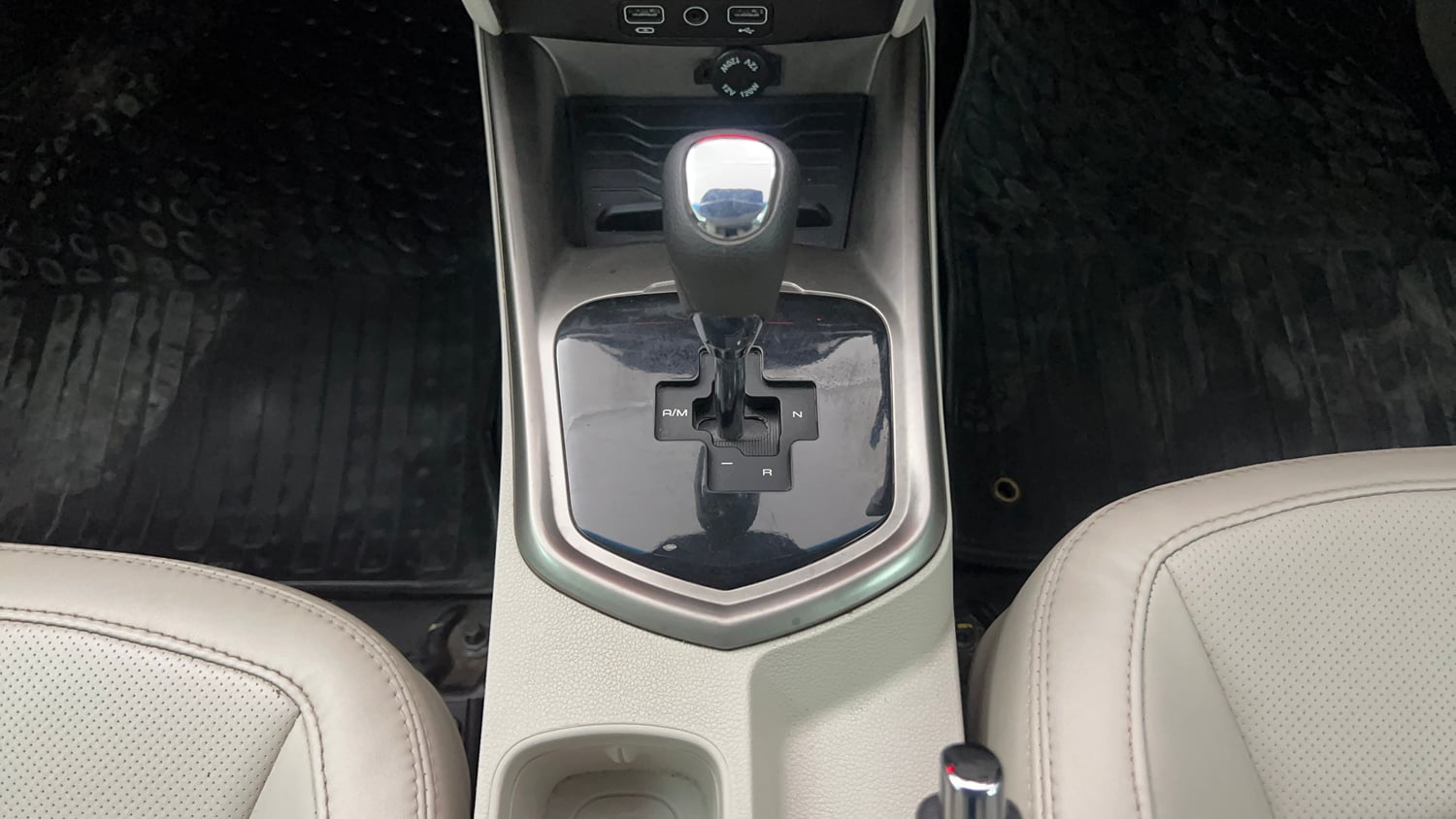 Used 2023 Mahindra XUV 300 W8 (O) 1.2 Petrol AMT Petrol Automatic interior GEAR  KNOB VIEW