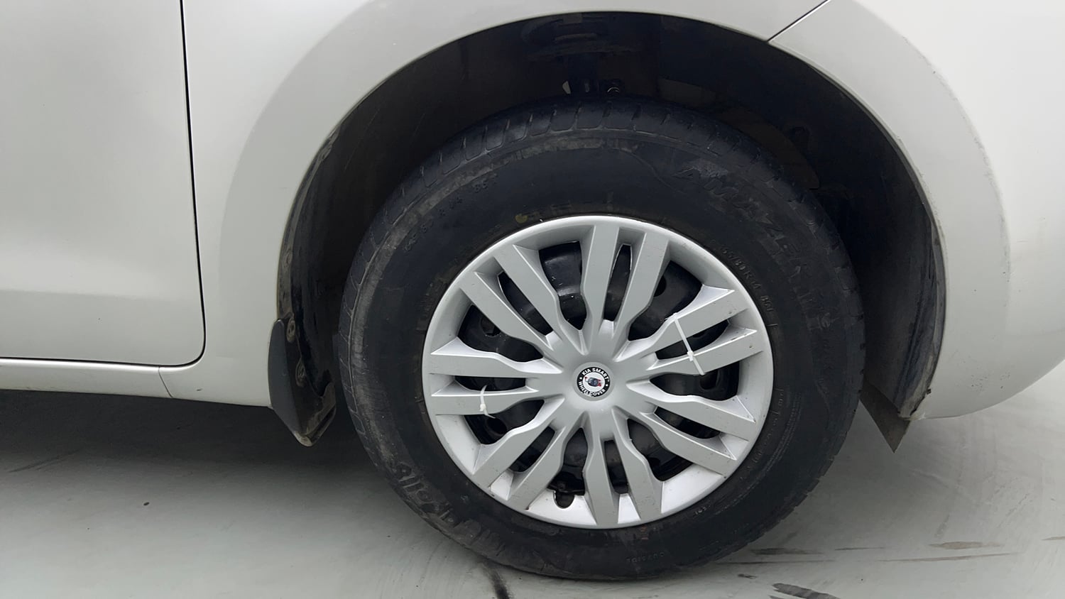 Used 2021 Maruti Suzuki Swift VXi Petrol Manual tyres RIGHT FRONT TYRE RIM VIEW