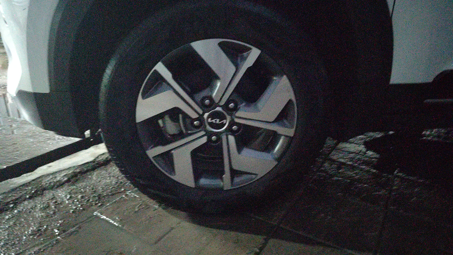 Used 2023 Kia Sonet HTX 1.0 iMT Petrol Manual tyres LEFT FRONT TYRE RIM VIEW