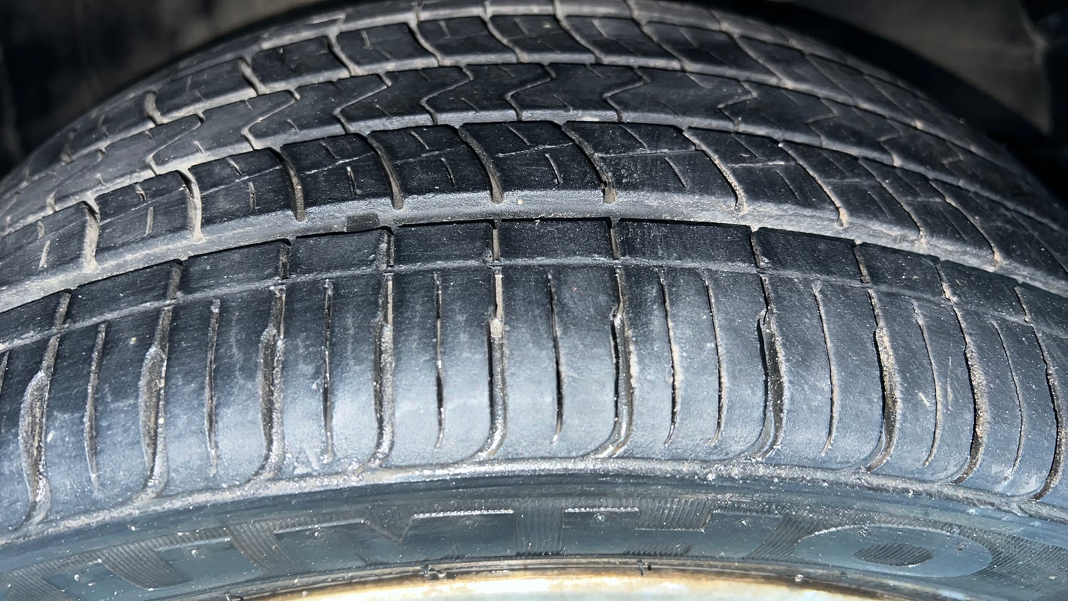 Used 2015 Maruti Suzuki Baleno Zeta 1.2 Petrol Manual tyres RIGHT FRONT TYRE TREAD VIEW