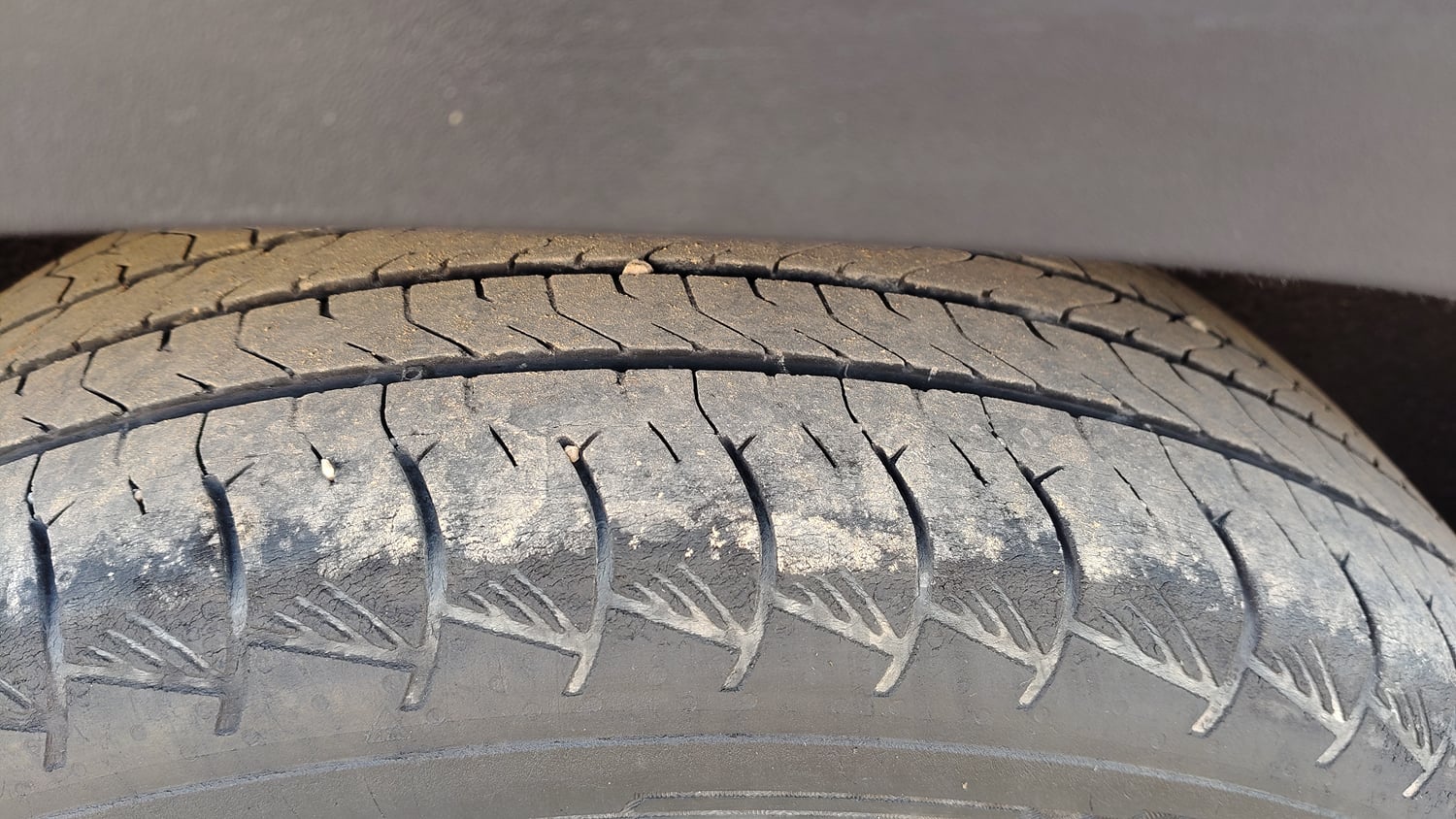 Used 2022 Hyundai Alcazar Signature (O) 6 STR 1.5 Diesel AT Diesel Automatic tyres RIGHT REAR TYRE TREAD VIEW