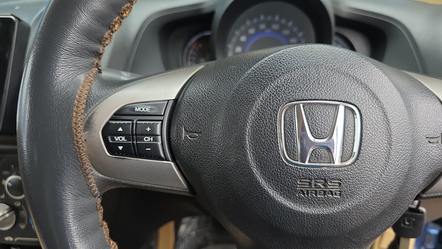 Used 2015 Honda Brio VX AT Petrol Automatic top_features Steering mounted controls