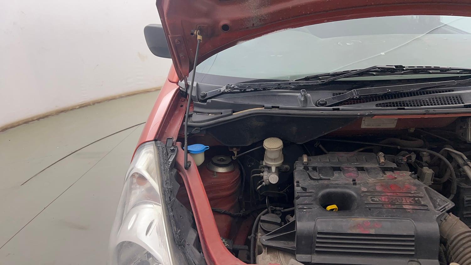 Used 2012 Maruti Suzuki Estilo LXi BS-IV Petrol Manual engine ENGINE RIGHT SIDE HINGE & APRON VIEW