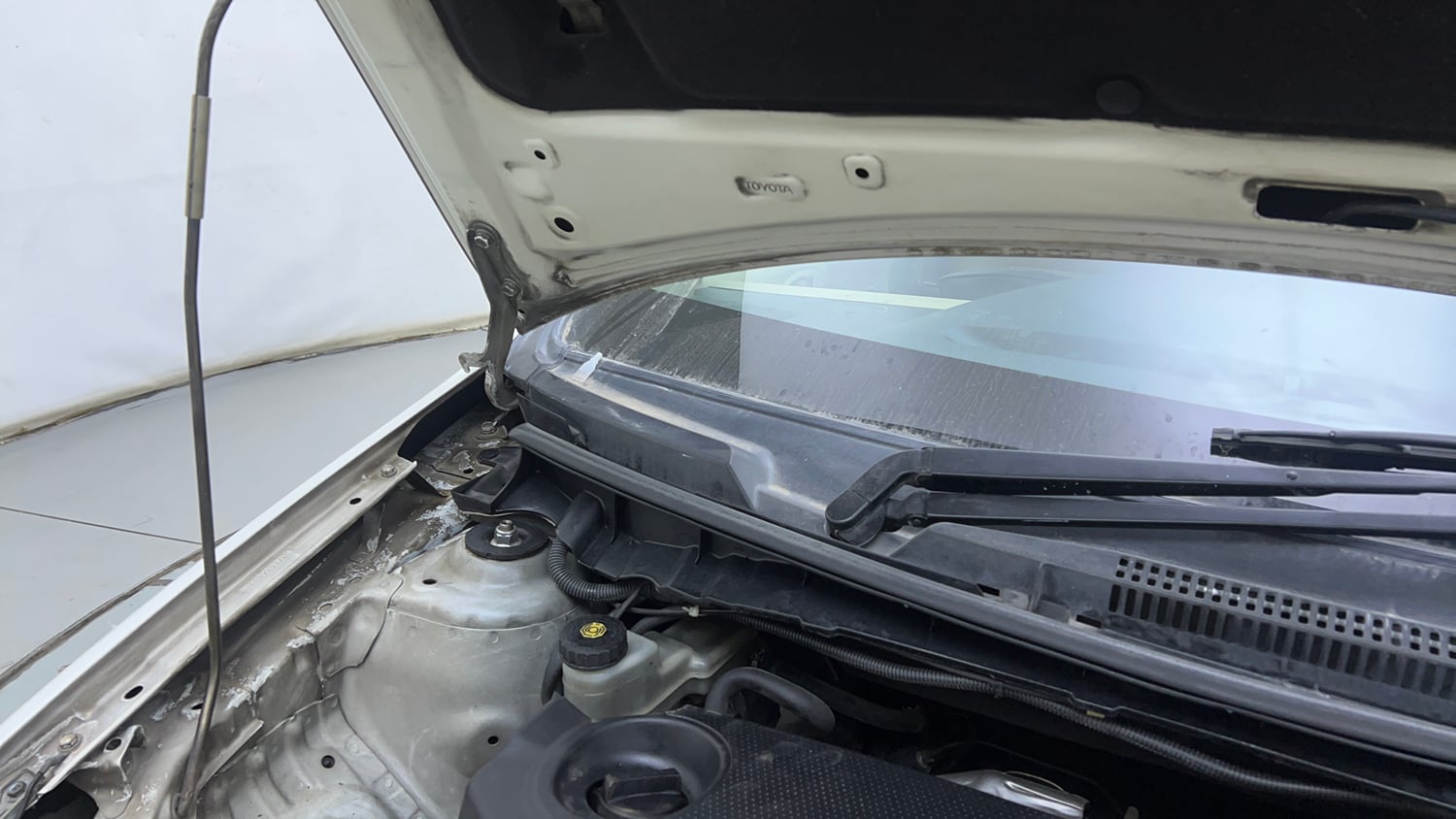 Used 2017 Toyota Etios Liva GXD Diesel Manual engine ENGINE RIGHT SIDE HINGE & APRON VIEW