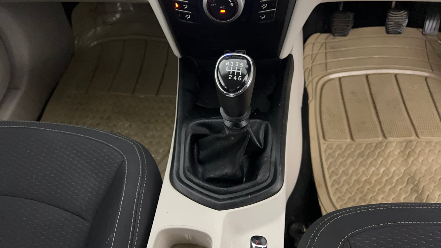 Used 2021 Mahindra XUV 300 W6 1.2 Petrol Petrol Manual interior GEAR  KNOB VIEW
